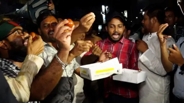 আওয়ামী লীগ নিষিদ্ধের পর এনসিপি নেতাদের মিষ্টি বিতরণ