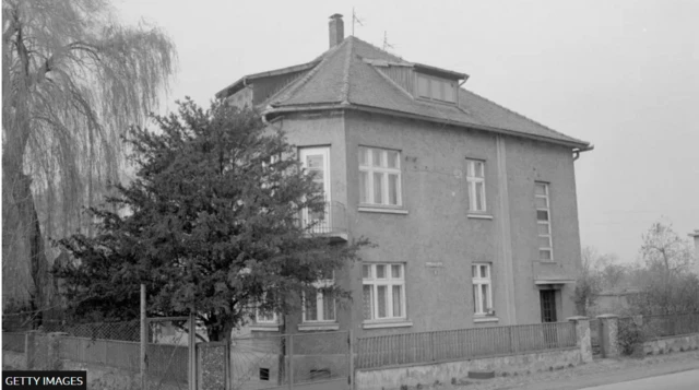 رودولف هوس و خانواده‌اش در این خانه در داخل اردوگاه آشویتس زندگی می‌کردند
