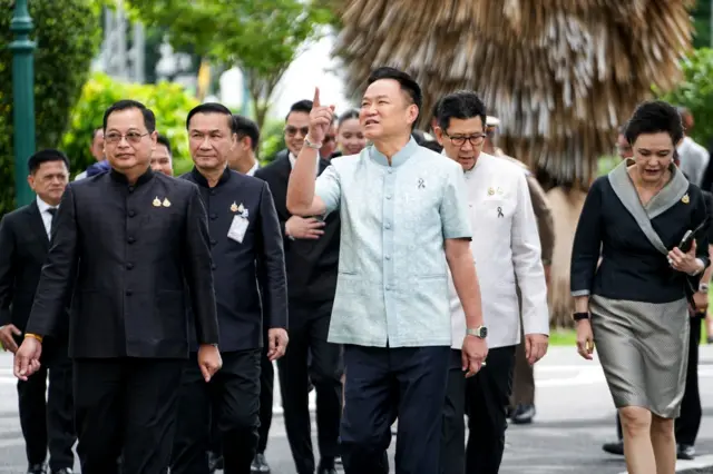 นายกฯ อนุทินและบรรดา รมต. ของเขาก่อนประชุม ครม. เมื่อ 5 ส.ค.