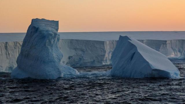 அழியும் நிலையில் சிங்கப்பூரைவிட 29 மடங்கு பெரிய ராட்சத பனிப்பாறை – விளைவு என்ன?