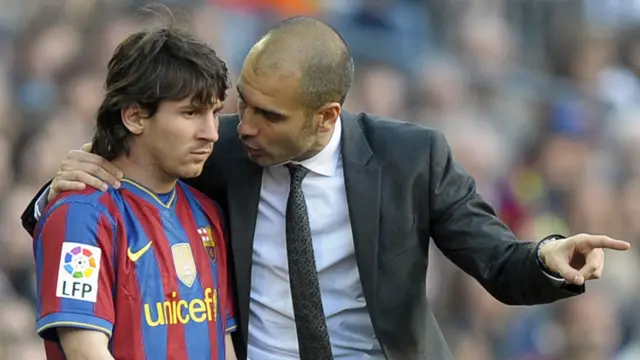 El entrenador del Barcelona Pep Guardiola con Lionel Messi, durante el partido de fútbol de la Liga española entre Barcelona y Jerez el 24 de abril de 2010 en el estadio Camp Nou de Barcelona.