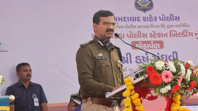 ગુજરાત પોલીસ, ગુજરાતમાં દારૂબંધી, દારૂ, પોલીસ સામે કાર્યવાહી, બીબીસી ગુજરાતી