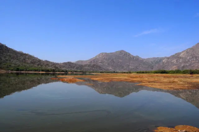 અરવલ્લી ગિરિમાળાનો ઇતિહાસ, હિમાલય કરતાં જૂની, 100 મીટરના પર્વત સુપ્રીમ કોર્ટની વ્યાખ્યા, અરવલ્લી ગ્રીન વૉલ, પર્યાવરણ વિનાશ અને સંરક્ષણ બીબીસી ગુજરાતી વિવાદ,