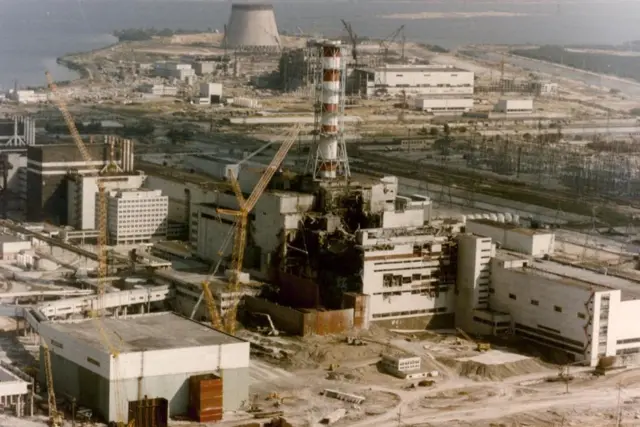 Vista aérea do reator 4 da usina nuclear de Chernobyl, na Ucrânia, destruído após a explosão do dia 26 de abril de 1986