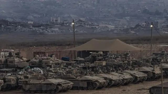 تصویری که در نزدیکی مرز غزه گرفته شده است، تحرکات تانک‌ها و خودروهای زرهی ارتش اسرائیل را در حالی نشان می‌دهد که حملات اسرائیل به غزه بدون وقفه ادامه دارد، ۱۰ اوت ۲۰۲۵