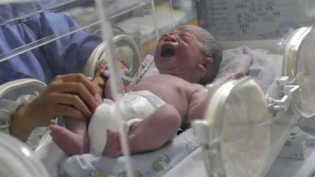 Seorang perawat merawat bayi yang lahir melalui operasi caesar pada 12 Desember 2012.
