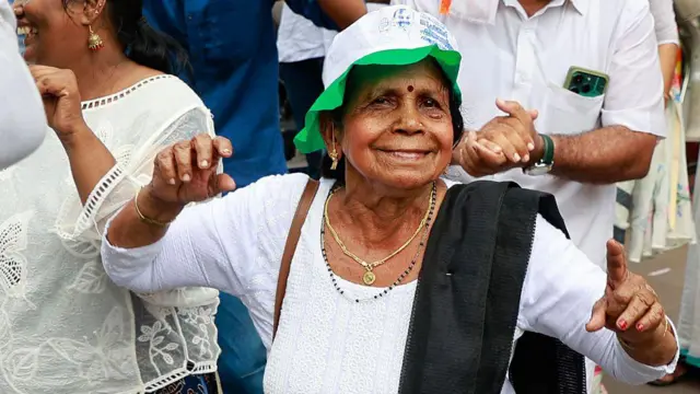 केरल में जश्न मनातीं एक बुज़ुर्ग महिला