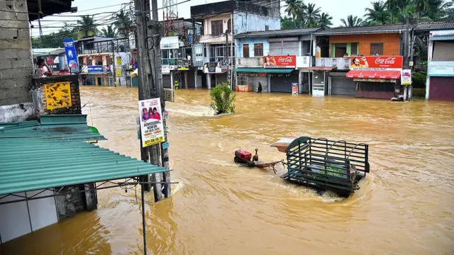 ঘুর্ণিঝড়ের প্রভাবে প্রবল বন্যায় আক্রান্ত শ্রীলঙ্কা