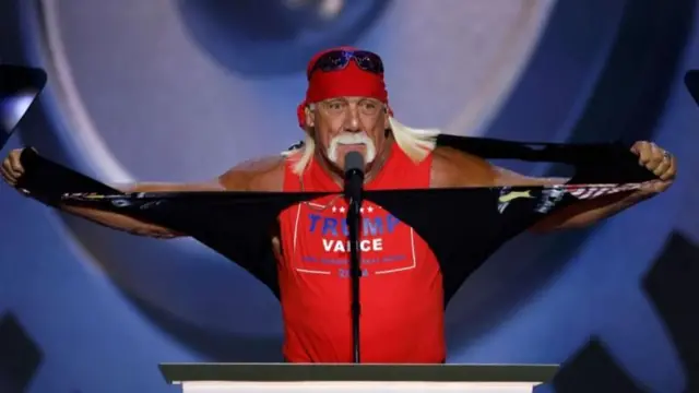 Hogan diante do microfone, rasgando a camisa e mostrando slogan de apoio a Trump e Vance