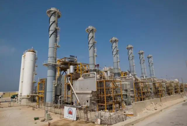 Torres de producción de gas en una parte del yacimiento de gas South Pars-North Dome, en Irán