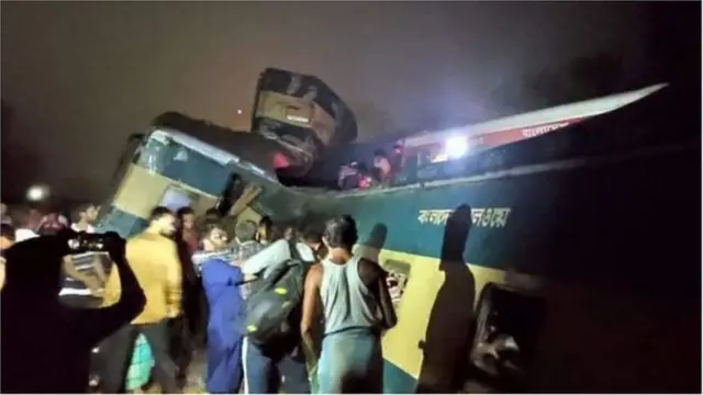 সংঘর্ষে ট্রেনের বগি দুমড়ে মুচড়ে যায়