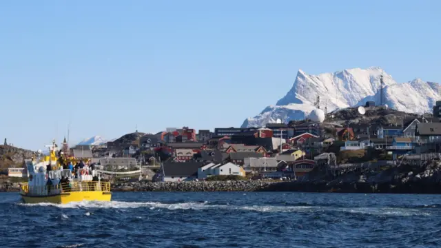 Un barco navegando por las aguas de Groenlandia.