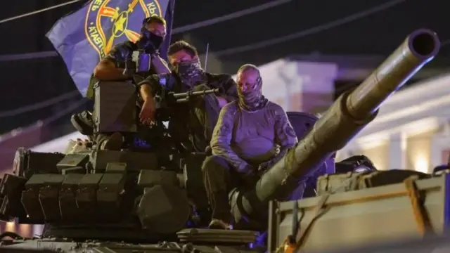 Mercenarios sobre un tanque al salir de la ciudad de Rostov del Don.