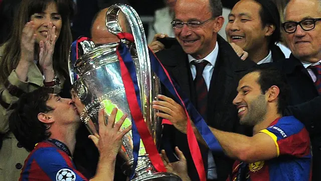 Messi Şampiyonlar Ligi kupasını öperken