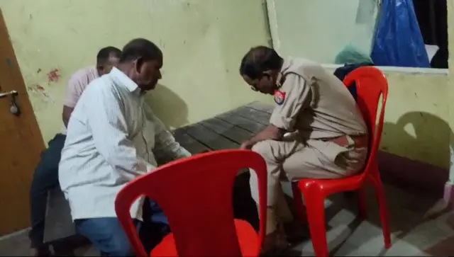 देवरिया में मृतक संकेशा देवी के परिवार को भी पुलिस ने कैश पैसे दिए