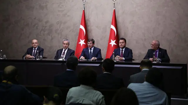 9 Mart 2015'te, kabine toplantısı sonrası yapılan bir basın toplantısı. Dönemin Maliye Bakanı Mehmet Şimşek, Başbakan Yardımcısı Bülent Arınç, Başbakan Ahmet Davutoğlu, Başbakan Yardımcısı Ali Babacan ve Milli Savunma Bakanı Vecdi Gönül yan yana oturuyor.
