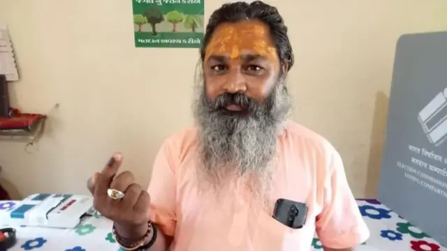 ভোট দেওয়ার পর উচ্ছ্বসিত মহন্ত হরিদাসজী উদাসীন। ফাইল ছবি 