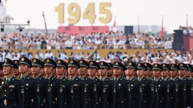 Soldados del Ejército Popular de Liberación (EPL) de China participan en un ensayo previo al desfile militar.