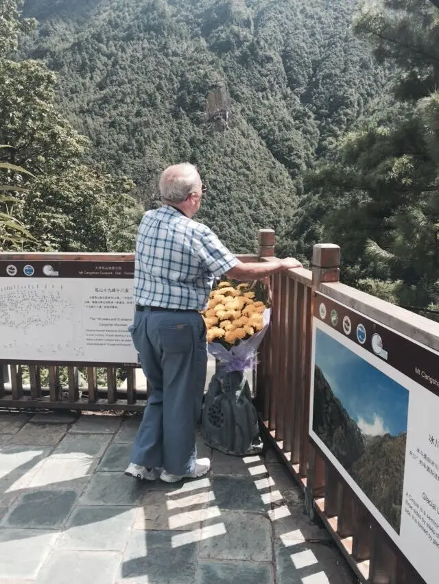 鲍勃曾到过中国苍山，在一处风景台祭奠他的表哥。
