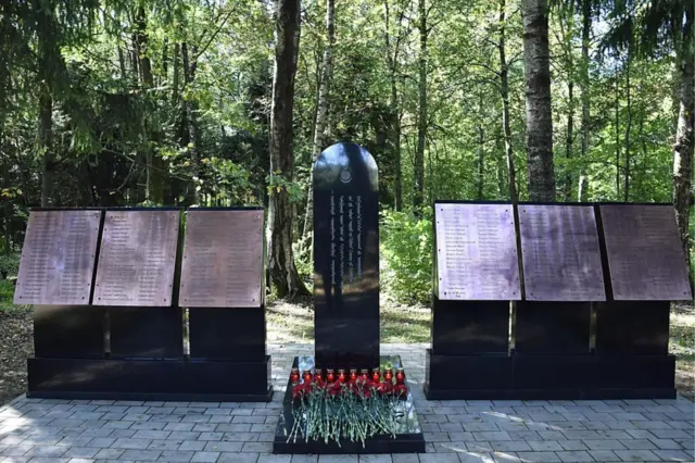 Tuần hành tại Moscow năm 1990 tưởng nhớ những nạn nhân chính trị và đài tưởng niệm ở Moscow ghi tên 249 quan chức chính phủ Mông Cổ bị giết hại trong cuộc Đại thanh trừng