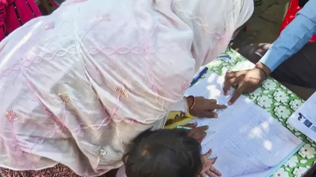 बीएलओंना फार कमी वेळेत मतदारांचे फॉर्म भरून घ्यावे लागतात, नाहीतर त्यांच्यावर कारवाई होऊ शकते.