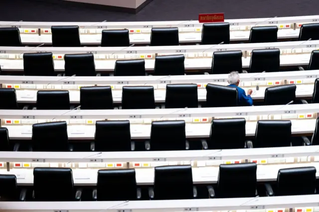 ใน กมธ. ที่มาจากโควต้าของ สว. มีสมาชิกที่ถูกเรียกขานว่า "สว. สีน้ำเงิน" 9 คน และ สว.​ นอกกลุ่มใหญ่ 3 คน