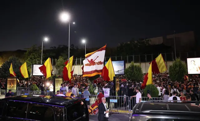 Osimhen'i bekleyen taraftarlar.