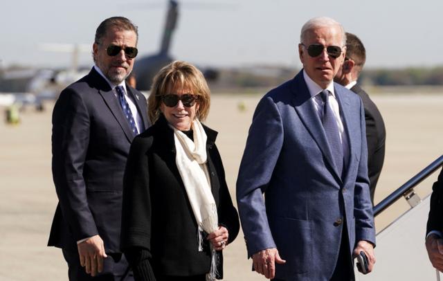 O presidente dos EUA, Joe Biden, com seu filho, Hunter Biden, e sua irmã, Valerie Biden Owens, ao embarcar no Air Force One para viajar para a Irlanda, em 11 de abril de 2023