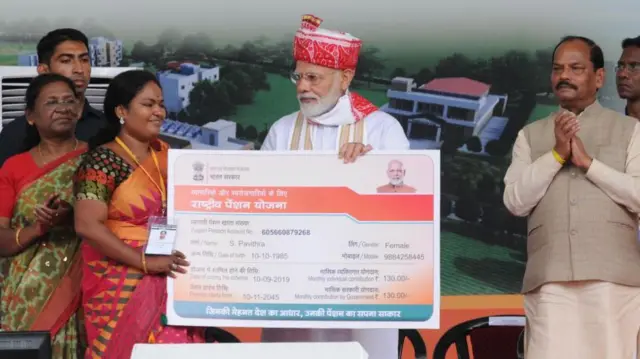 योजनांचा विजयात वाटा असतो, पण सोबतच त्याला अन्य राजकीय मुद्द्यांची आक्रमक जोड लागते.