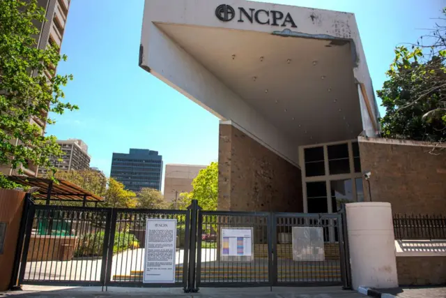 मुंबईतील राष्ट्रीय संगीत नृत्य-नाट्य केंद्राची इमारत