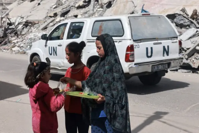 تصویری از ۳۱ ماه مارس؛ یک خودروی سازمان ملل در رفح در حال عبور است