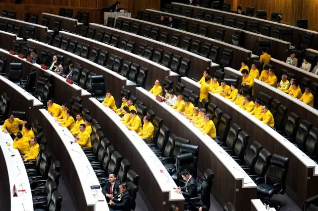 อนุทิน ชาญวีรกูล หัวหน้าพรรค ภท. นำทีมลูกพรรค สวมใส่เสื้อไหมไทยเหลือง เข้าประชุมสภาเพื่อพิจารณาร่าง พ.ร.บ.งบประมาณปี 2568 เมื่อ 19 มิ.ย. 