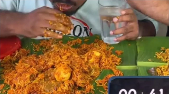 Katta kokrakli porno yulduzlarning fotosuratlari Yetuk bir ayol menga qarab qo‘l siltab turardi