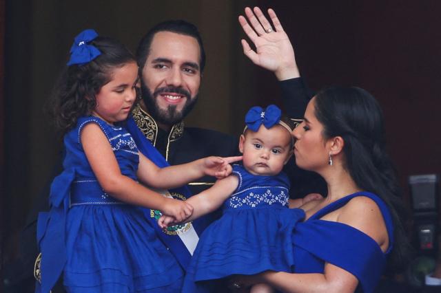 El presidente de El Salvador Nayib Bukele, su esposa Gabriela Rodríguez y las hijas de ambos, Layla y Aminah, en el balcón del Palacio Nacional, en San Salvador, durante la investidura presidencial, el 1 de junio de 2024.