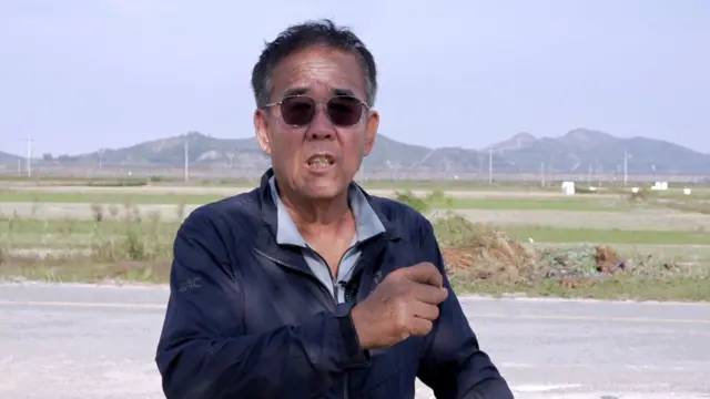 북한 개풍군을 배경으로 인터뷰 중인 당산리 박효철 이장