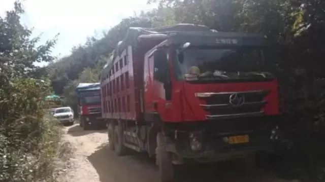 ပန်ဝါက မြေရှားသတ္တုတူးဖော်ရေးလုပ်ငန်းခွင်အနီးက တရုတ်ကုန်တင်ကားများ