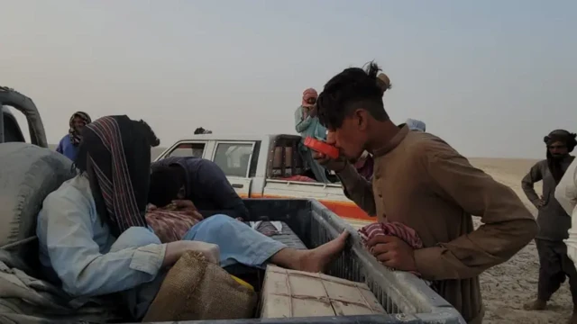 دو وانت وسط بیابان و چند مرد