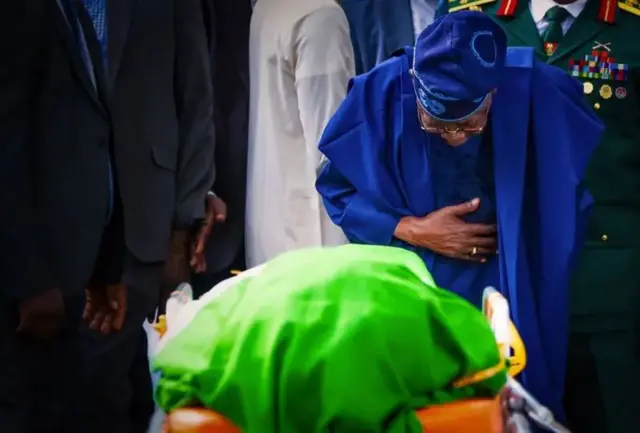 Shugaba Tinubu lokacin da yake gaisuwar bankwana da gawar Buhari a Daura.