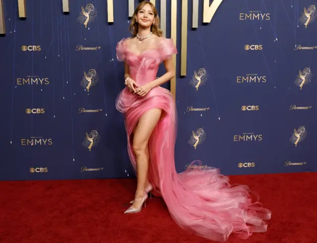 Lisa iz k-pop benda Blekpink u roze haljini
