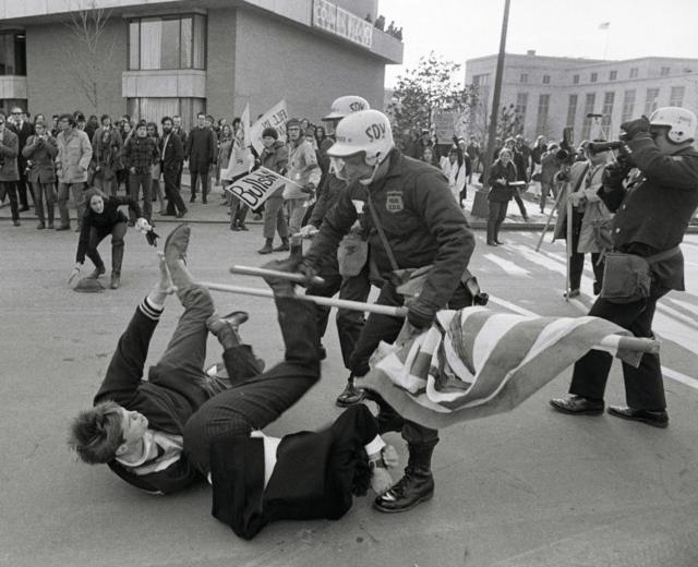 manifestantes contra a guerra do Vietnã derrubados pela polícia de DC em 1970