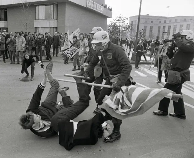 manifestantes contra a guerra do Vietnã derrubados pela políciagalera bet donoDCgalera bet dono1970