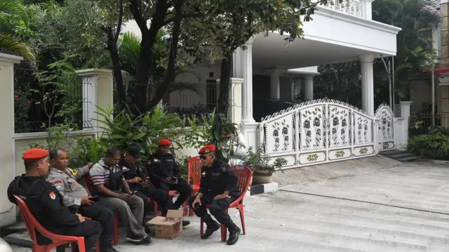 Sejumlah petugas keamanan bersama anggota kepolisian berjaga di depan rumah Sekretaris Jenderal PDI Perjuangan Hasto Kristiyanto di Villa Taman Kartini, Margahayu, Bekasi, Jawa Barat, Selasa (24/12/2024)