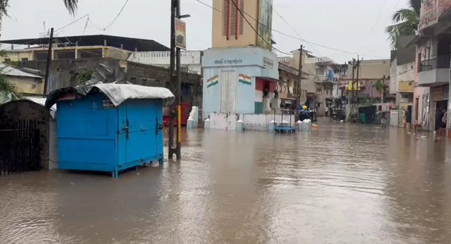 ગુજરાતમાં આ જિલ્લાઓમાં જળબંબાકારની સ્થિતિ કેટલાક ગામો સંપર્ક વિહોણા ગુજરાતમાં આ જિલ્લાઓમાં જળબંબાકારની સ્થિતિ કેટલાક ગામો સંપર્ક વિહોણા બીબીસી ગુજરાતી, ગુજરાત, બીબીસી, વરસાદ, સુરત પૂર પાણી ચોમાસું વરસાદ હવામાન વિભાગ બીબીસી ગુજરાતી ન્યૂઝ અપડેટ ગુજરાત સમાચાર વડોદરા રાજકોટ નવસારી નર્મદા ખેડા આણંદ ખેડૂત ખેત ખાતર ખેતર પાણી