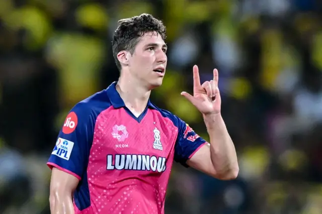 சஞ்சு சாம்சன் & ஆயுஷ் மாத்ரே விக்கெட்டுகளை வீழ்த்தி சூப்பர் கிங்ஸுக்கு நெருக்கடி ஏற்படுத்தினார் நாந்த்ரே பர்கர்