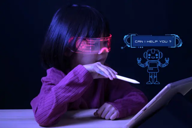 Sohbet robotu kullanan üç yaşında bir çocuk görseli.