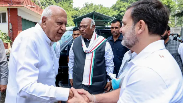 कांग्रेस अध्यक्ष मल्लिकार्जुन खड़गे और राहुल गांधी ने नेशनल कॉन्फ़्रेंस के प्रमुख फ़ारूक़ अब्दुल्ला से कुछ इस अंदाज़ में मुलाक़ात की