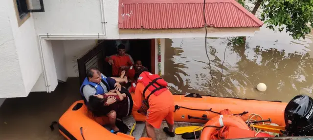 સતત વરસાદ અને આજવા ડેમમાંથી પાણી છોડવાના કારણે વડોદરા શહેરમાં ભયાનક પૂરની સ્થિતિ સર્જાઈ છે. 