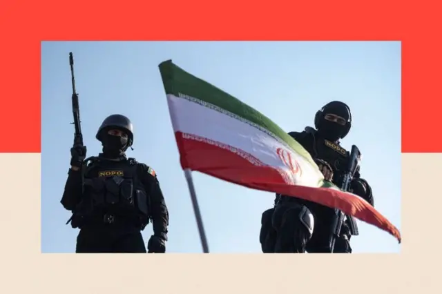इरानी झण्डाको दायाँ बायाँ उभिरहेका सुरक्षा सैन्य