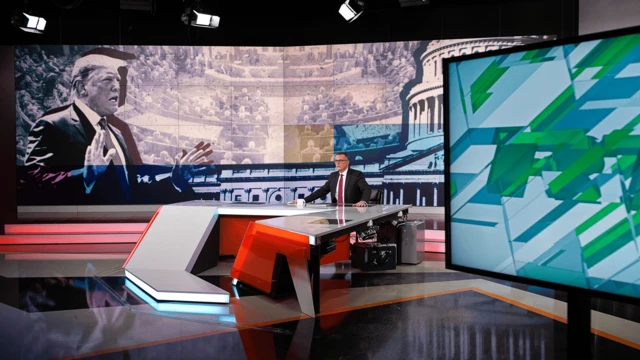 新聞主播凱文·歐文在RT的播報中報導美國總統特朗普遭彈劾的新聞