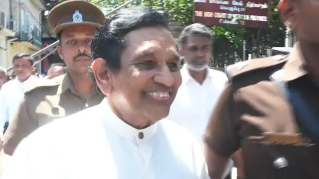 රක්ෂිත බන්ධනාගාරගත කළ හිටපු අමාත්ය රාජිත සේනාරත්න බන්ධනාගාර නිලධාරීන් විසින් රැගෙන යන ආකාරය